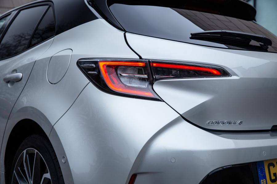 Детали экстерьера Toyota Corolla Hybrid 2019 года  (UK) (фото 7 из 40)